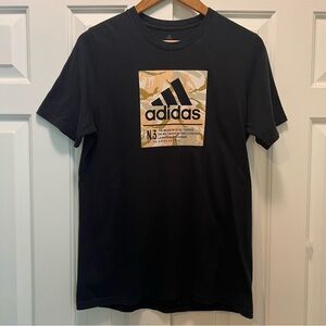 Men’s Adidas Camo Box Graphic AMPLIFIER Tee – Size Medium
